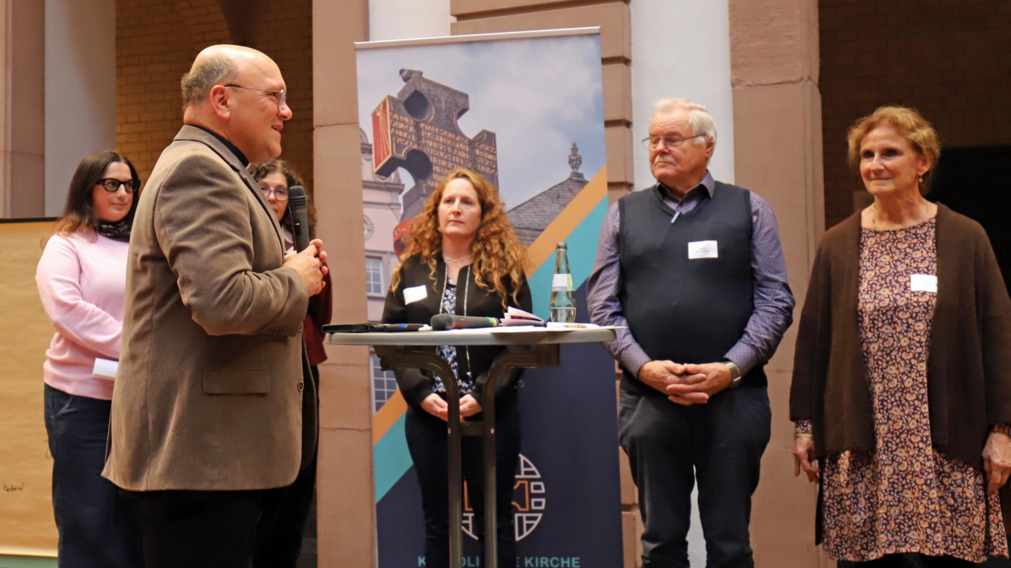 Dekan Markus Nicolay gratuliert den Neugewählten