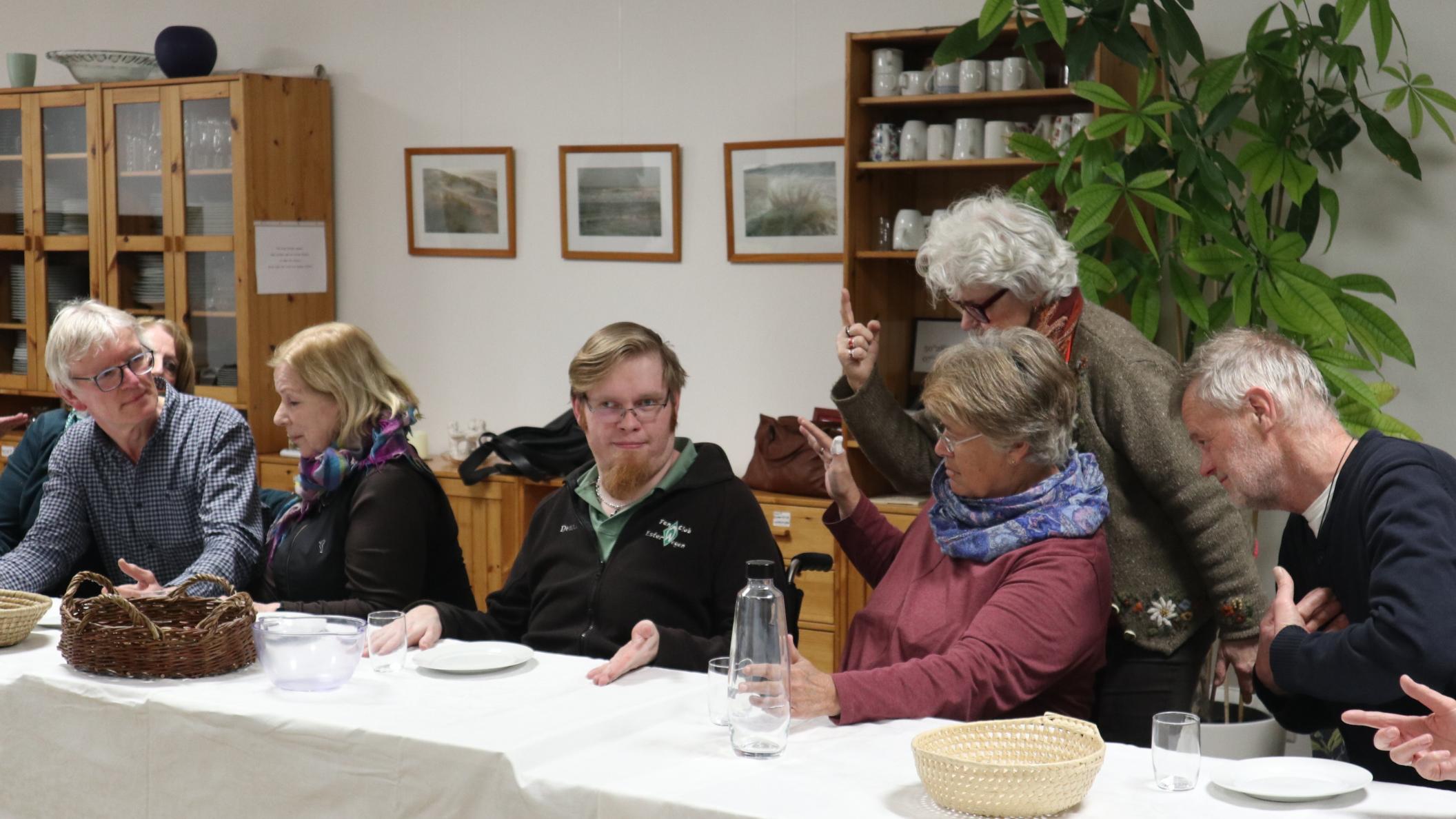 Die Inszenierung lädt dazu ein, noch einmal über die Bedeutung von Gründonnerstag nachzudenken.