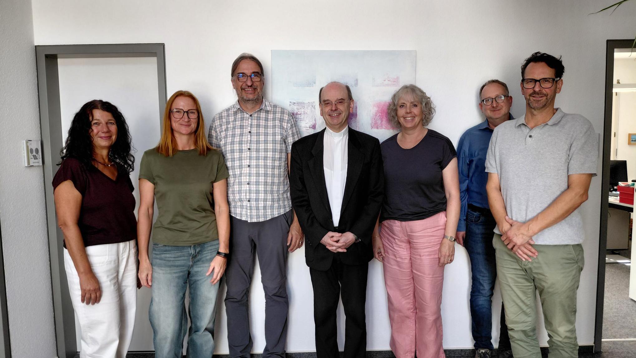 Am Gespräch nahmen teil (v.li.n.re.): Dagmar Reichel (LB), Sandra Herbert (LB), Michael Hammes (LB), Weihbischof Robert Brahm, Eva Glocker (LB), Andreas Moreth (Pastoraler Raum Simmern), Rainer Liesenfeld (LB)
