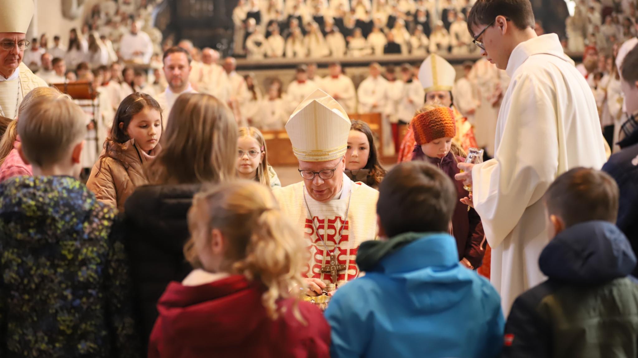 Bei der Chrisammesse im Trierer Dom. Zu sehen Bischof Ackermann umrahmt von Kindern