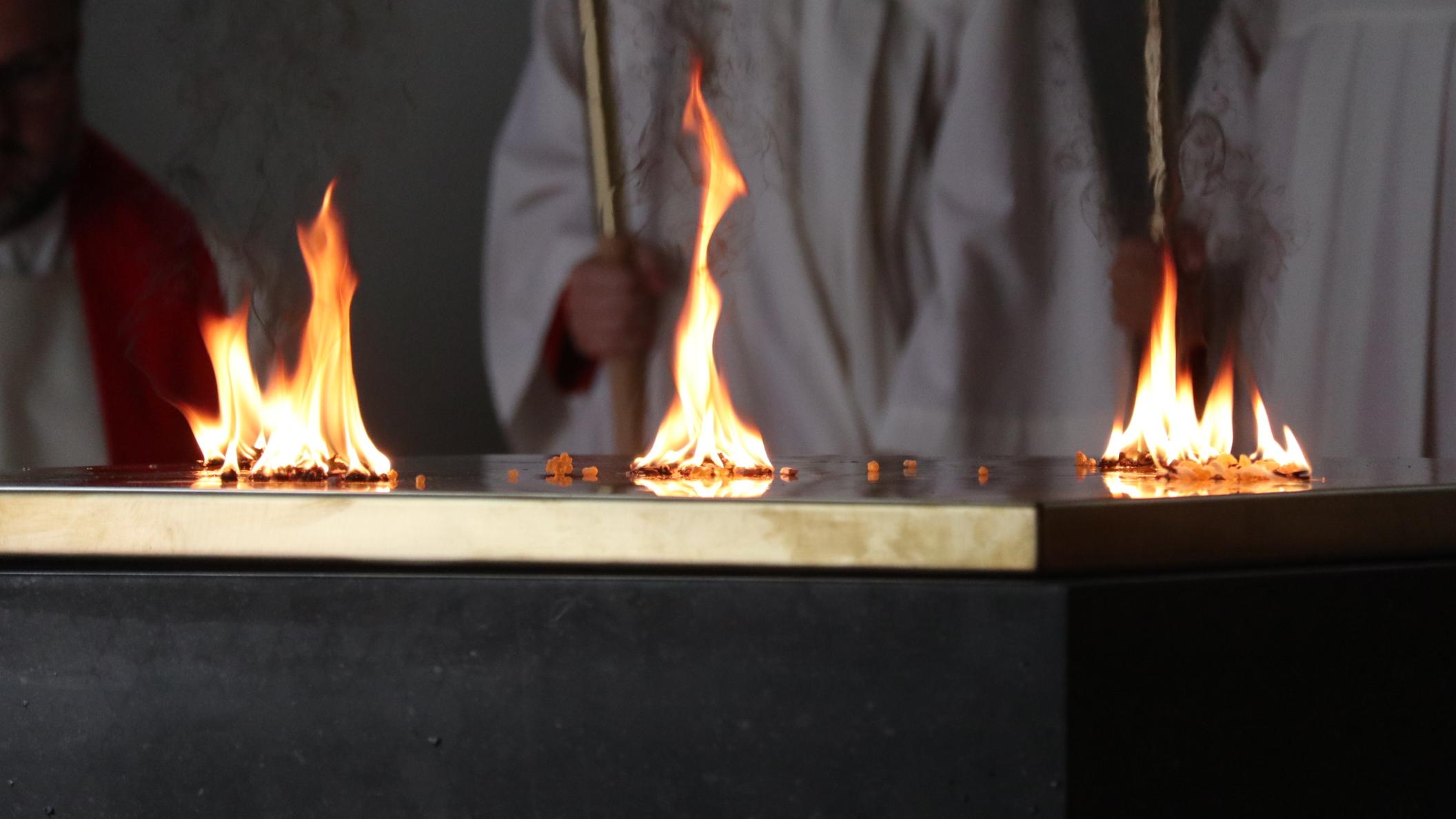 Der neue Altar, gestaltet von der Künstlerin Eva von der Stein, in der Kirche St. Laurentius in Bad Neuenahr-Ahrweiler wurde geweiht. Zu dem Ritual gehört auch das Verbrennen von Weihrauch auf dem Altar.