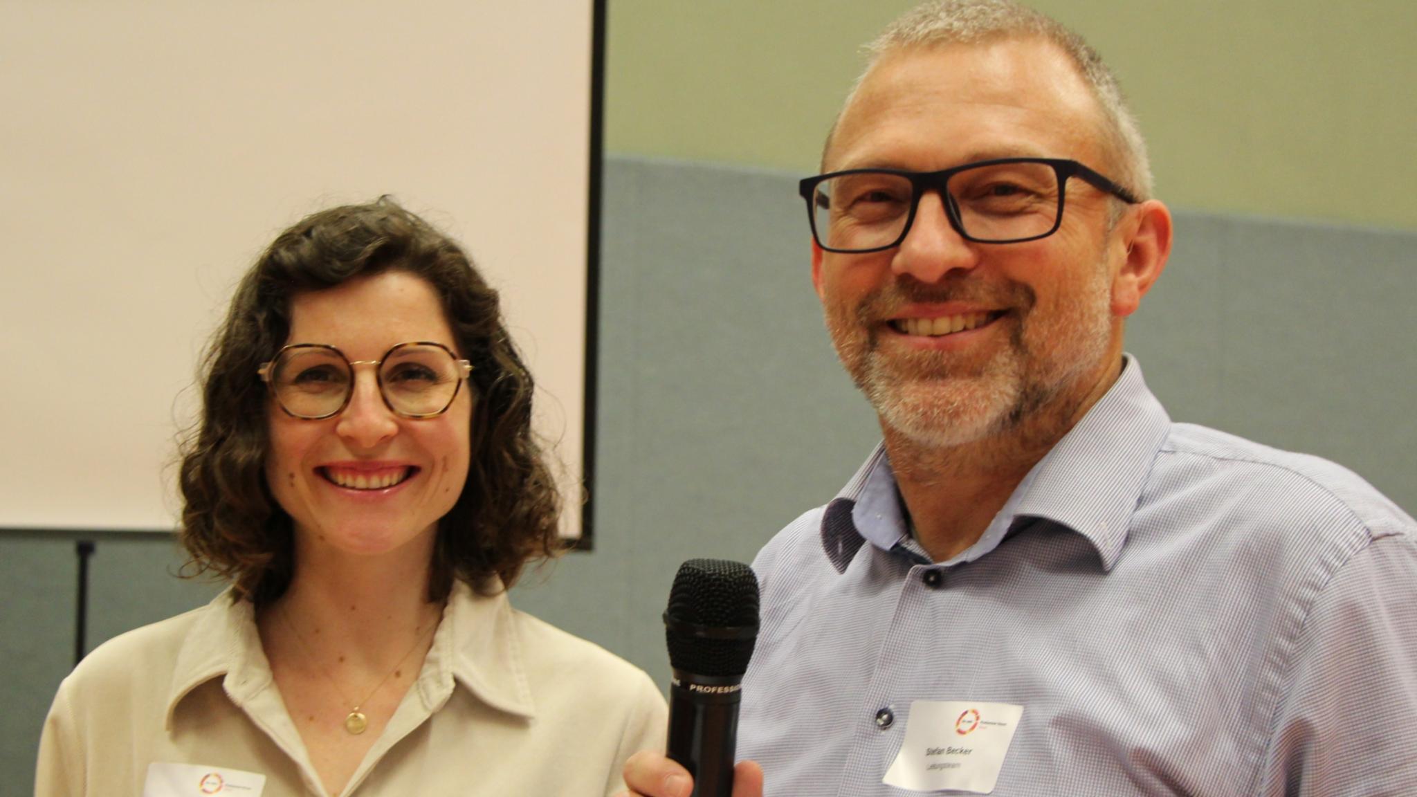 Auf dem Foto zu sehen sind Melina Mauren und Stefan Becker, die Organisatoren und Moderatoren der Synodalversammlung des Pastoralen Raums Daun zum Thema Einsamkeit